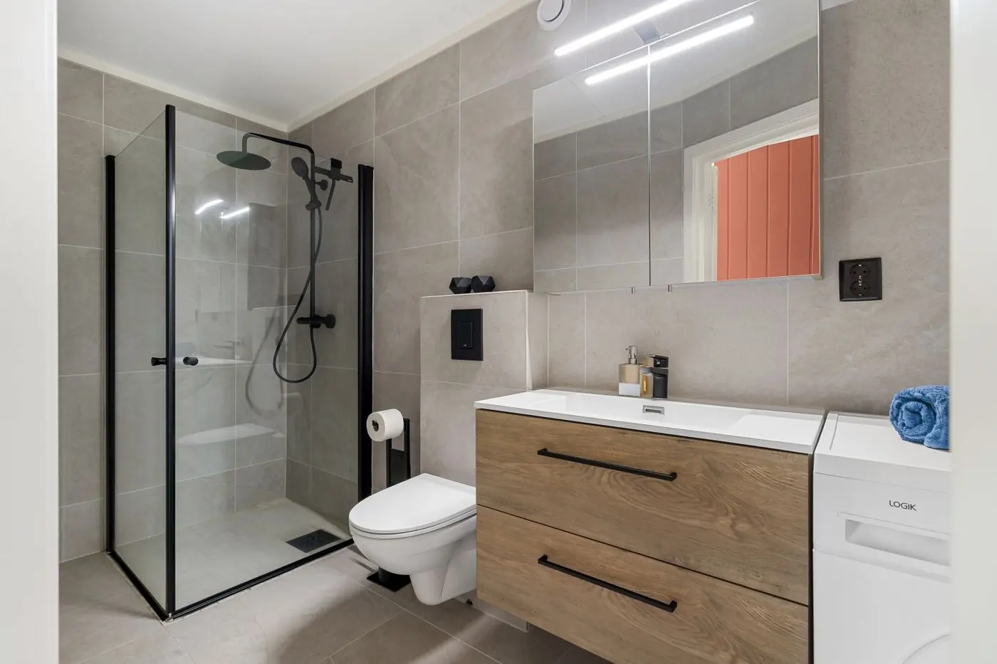 Moderne badkamer met inloopdouche en houten wastafelmeubel